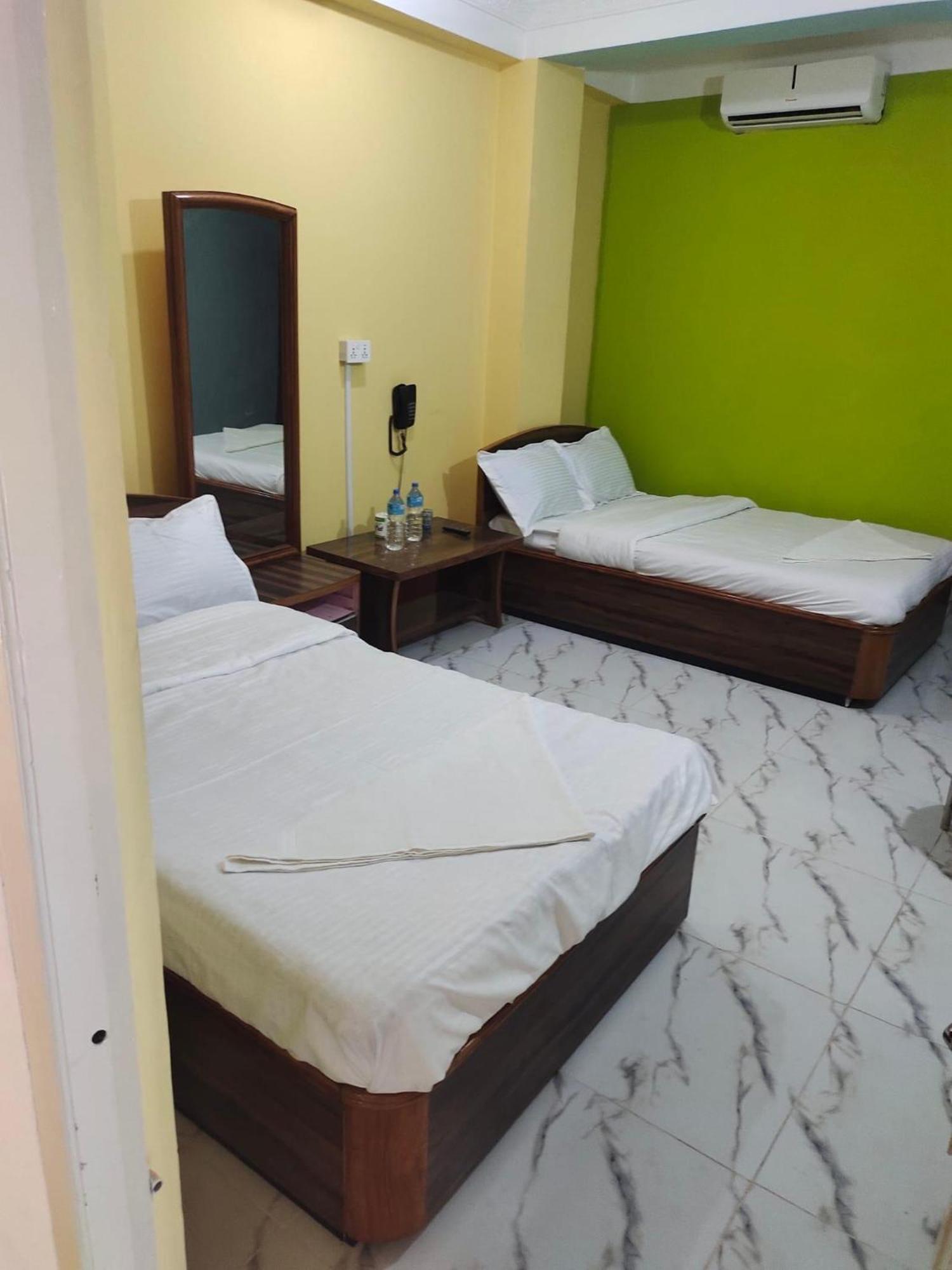 Hotel Samrat Inn Pvt Ltd Lahan Екстериор снимка