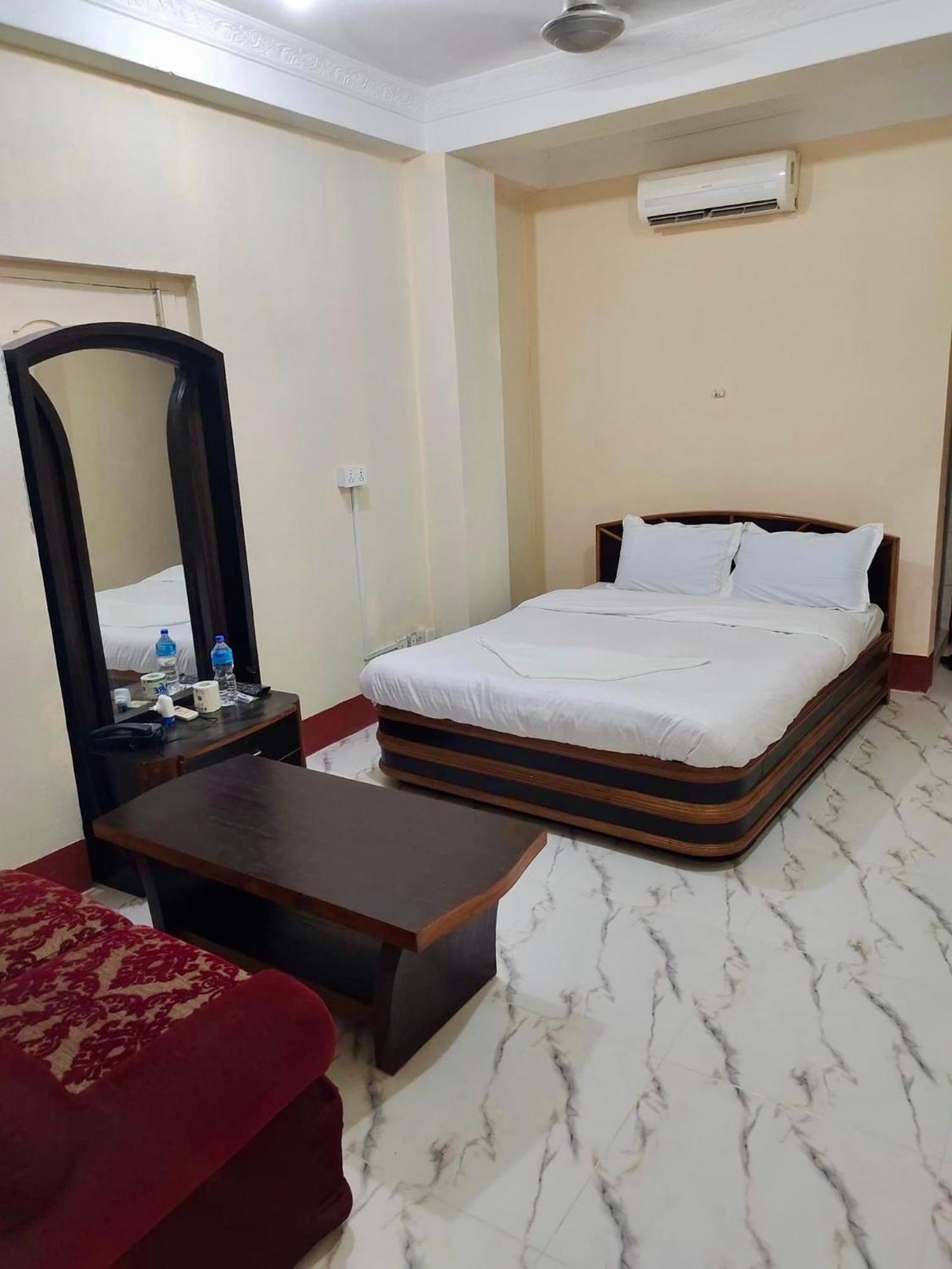 Hotel Samrat Inn Pvt Ltd Lahan Екстериор снимка